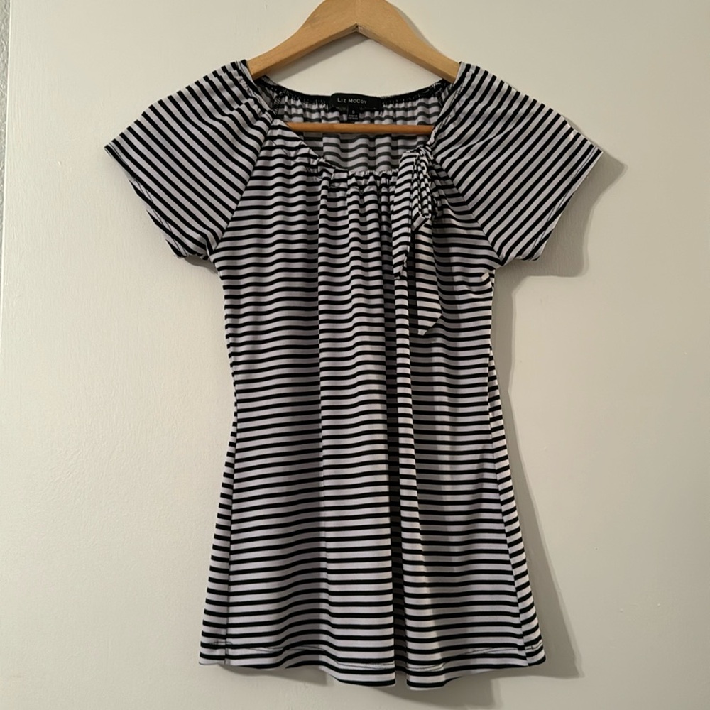Liz McCoy short sleeve blouse with an adjustable neckline. Size small